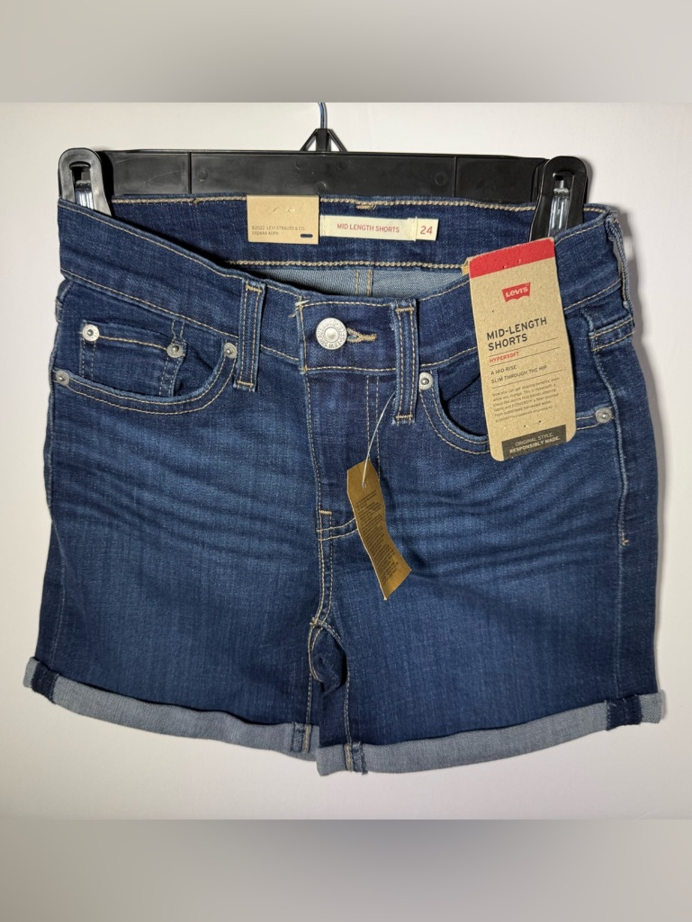💙Brand new with tags Levi’s denim shorts in a flattering high-rise fit 💙